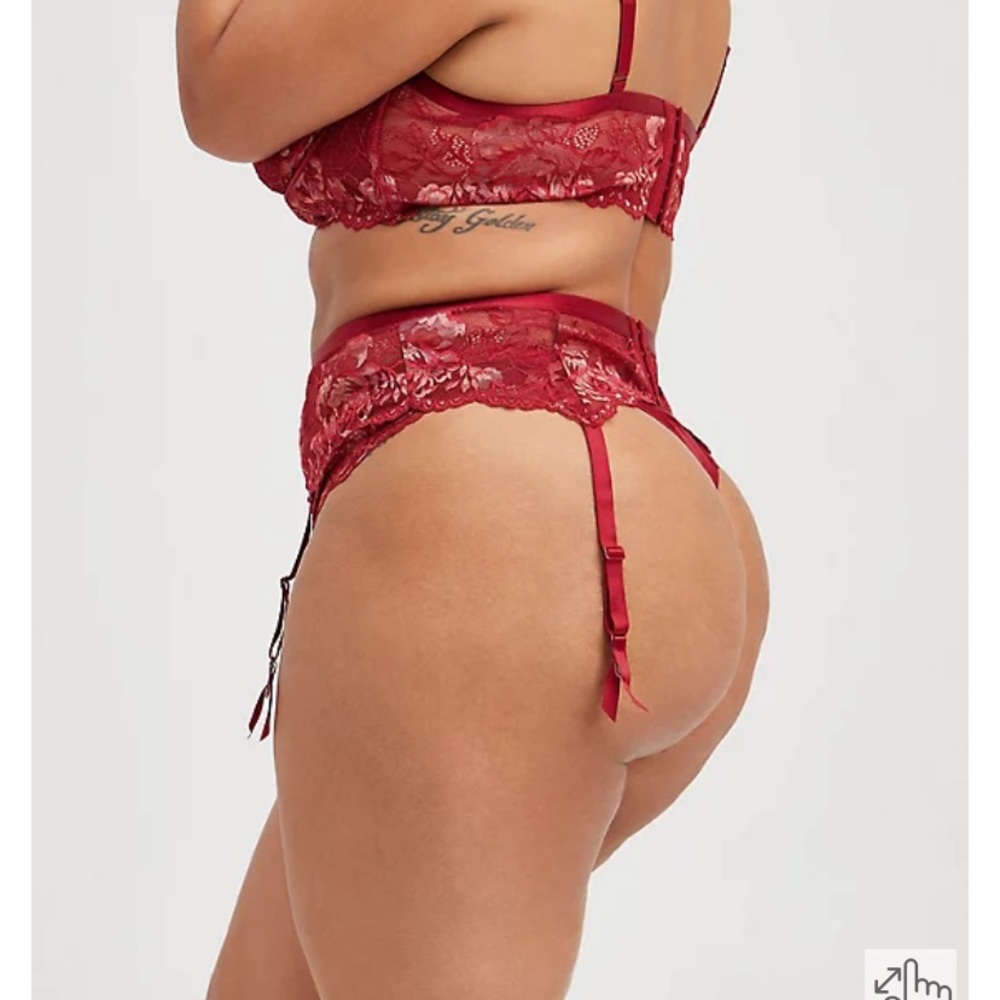 Torrid Size 3/4 Red Lace & Gold Garter Belt NWT